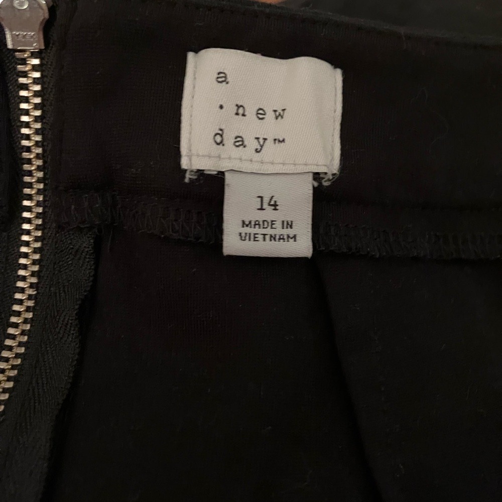 Classic Black Knee-Length Pencil Skirt - Women - Picture 4 of 5